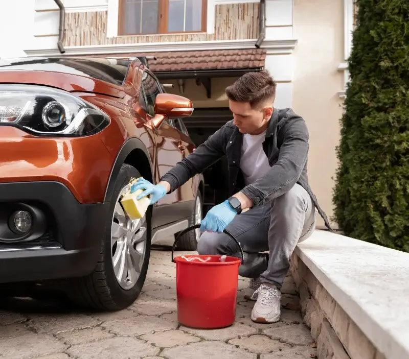 Lavage auto à domicile Saubrigues : professionnel intervenant sur un véhicule